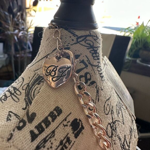 🔥🔥🔥 Betsey Johnson pierced lips necklace with rhinestones Gold Chain. - Picture 6 of 9